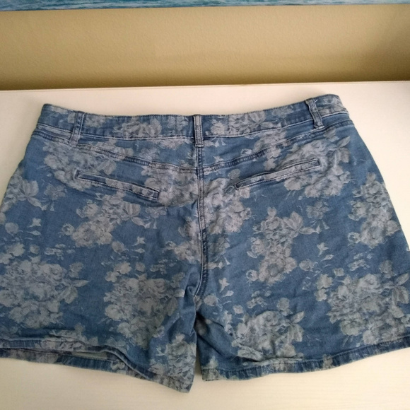 3/$10 Next Jeans White Floral Everyday Shorts - Picture 6 of 6
